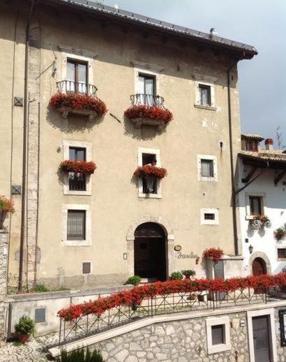 Dimora Fresilia Casa Vacanze Opi Exterior foto